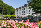 La façade du Grand Hôtel d'Uriage et la terrasse de son restaurant, la table d’Uriage, prise depuis le parc thermal.