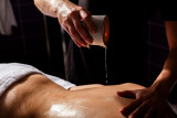 Une personne reçoit un massage à la bougie.