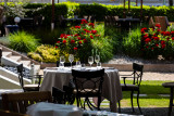 Table dressée dans le jardin extérieur