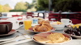 petit déjeuner en terrasse - © Commanderie petit déjeuner en terrasse