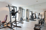 Cette salle de sport offre une variété d'équipements de fitness et des machines d'exercice.