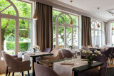 Le cadre du restaurant est à la fois sophistiqué et accueillant, avec une décoration soignée. Les grandes fenêtres offrent une vue imprenable sur le parc thermal.