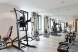 Cette salle de sport offre une variété d'équipements de fitness et des machines d'exercice.