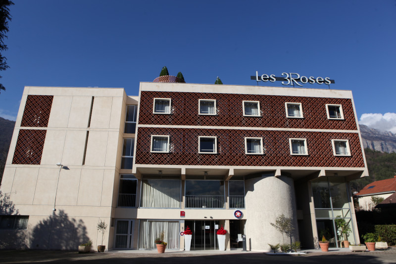 Facade de l'Hotel - © Les Trois Roses Facade de l'Hotel