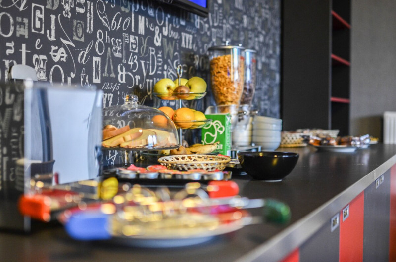 Buffet petit déjeuner - © The Originals Résidence Grenoble Université Buffet petit déjeuner