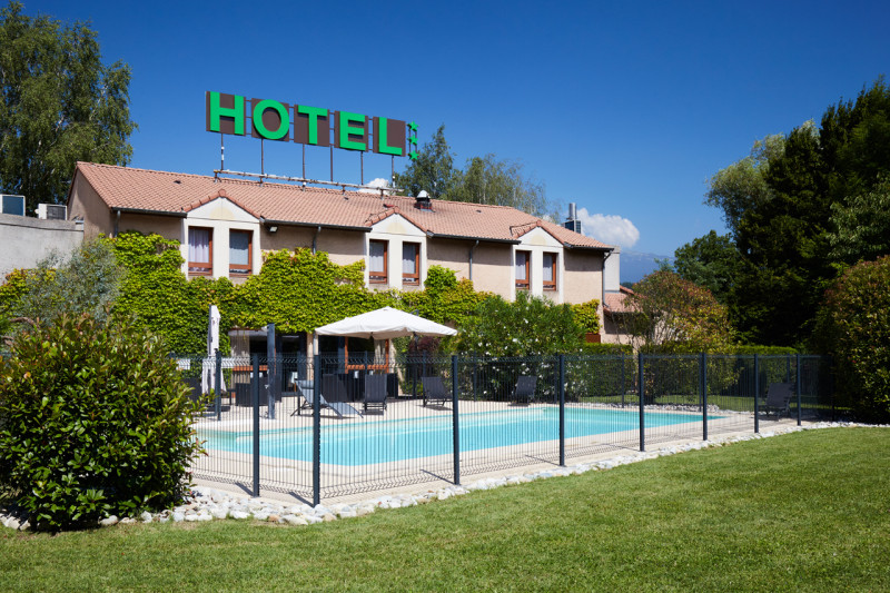 Extérieur piscine - © Hôtel des trois Massifs Extérieur piscine